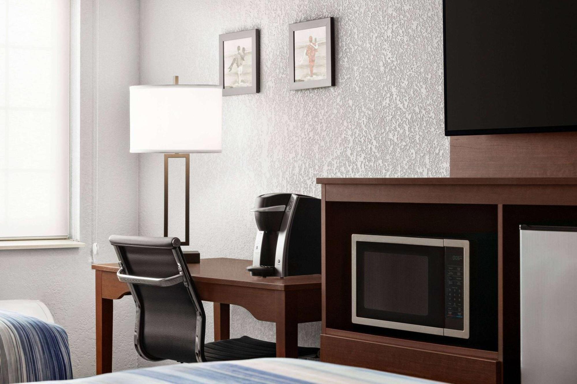 Americinn By Wyndham Williamsburg Экстерьер фото